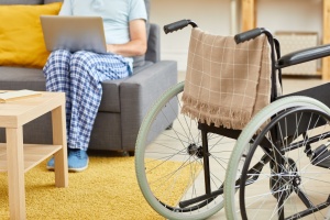 Jak zlikwidować bariery architektoniczne w domu? Schodołazy, rampy i inne rozwiązania