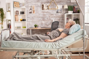Łóżko rehabilitacyjne elektryczne czy manualne - które wybrać?