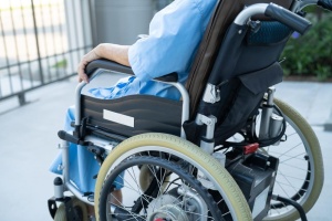 Czy lekarz rodzinny może wystawić zlecenie na wózek inwalidzki elektryczny?
